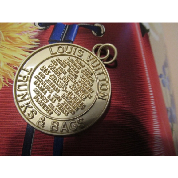 Louis Vuitton Trunks and Bags Charm Gold Color - Picture 6 of 7